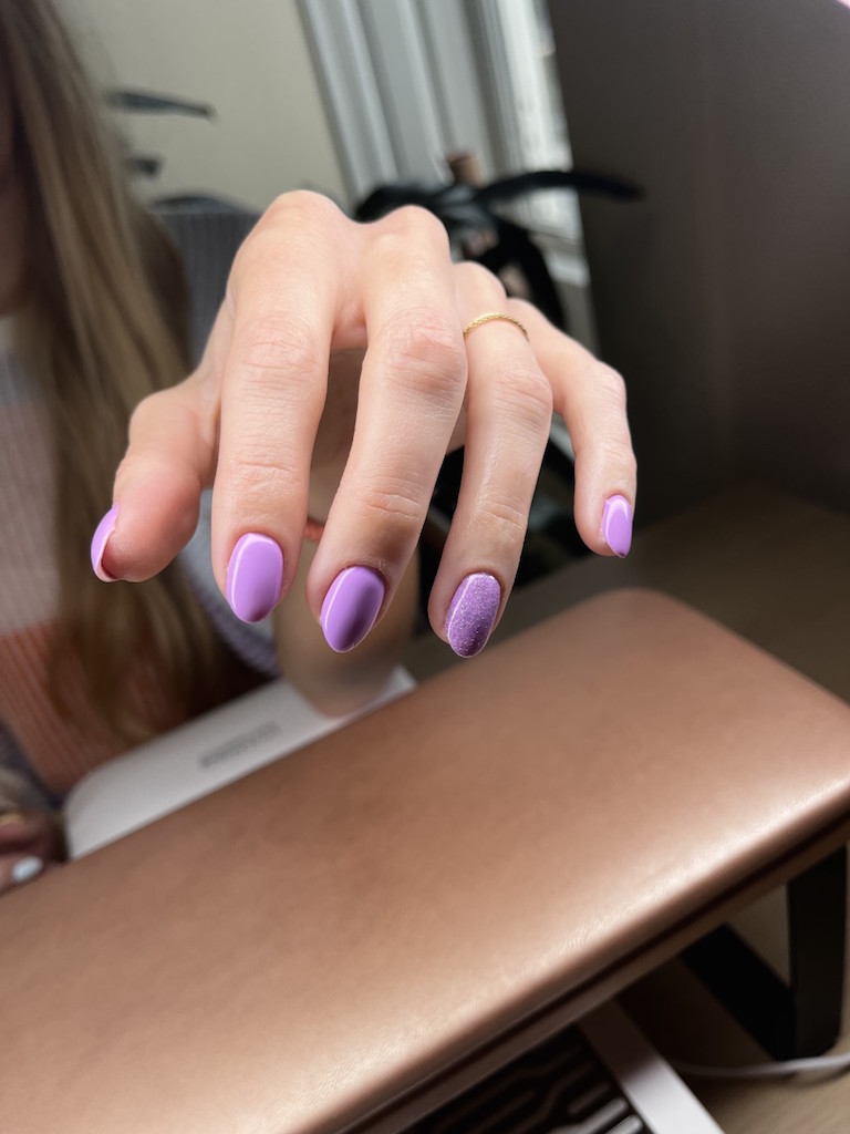 Foto van BIAB (Builder in a Bottle) nagels met een prachtige paarse gelpolish bij WINO Beauty Lab.