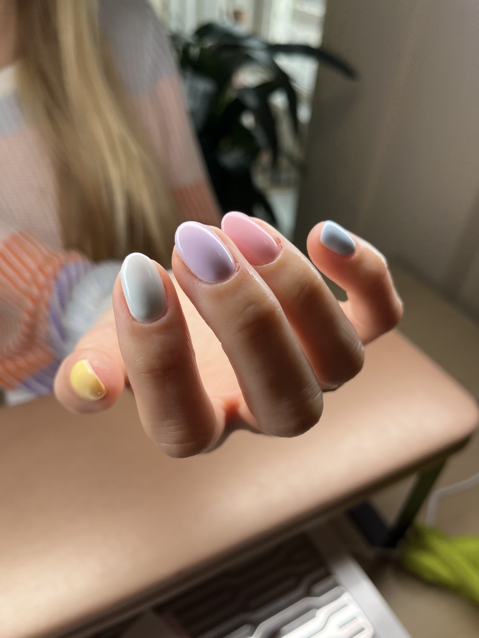 Foto van BIAB (Builder in a Bottle) nagels met pastelkleurige gelpolish in verschillende tinten. Elke nagel heeft een andere kleur bij WINO Beauty Lab