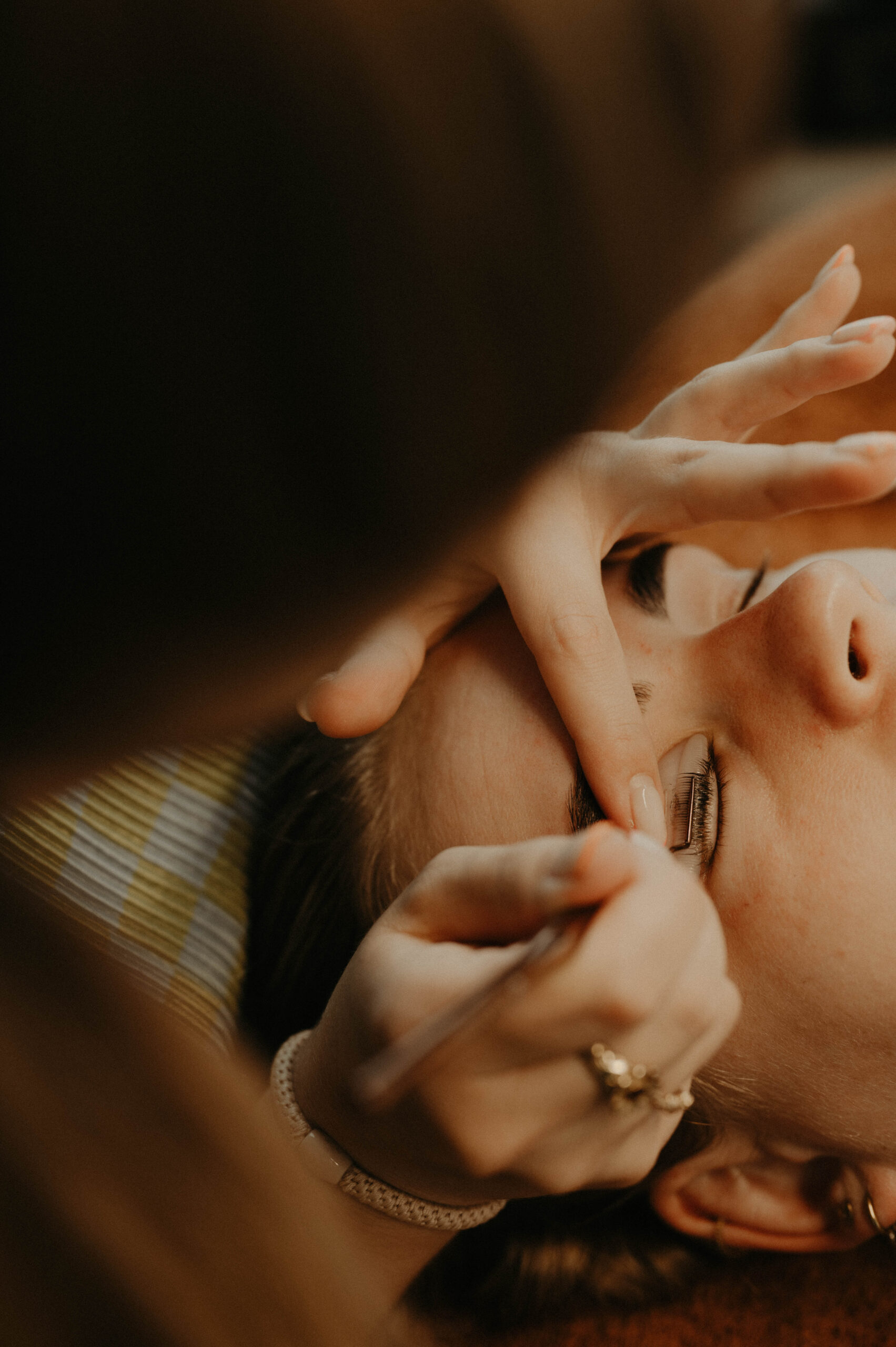 Foto van een vrouw met prachtige, gekrulde wimpers na een lash lift-behandeling bij WINO Beauty Lab