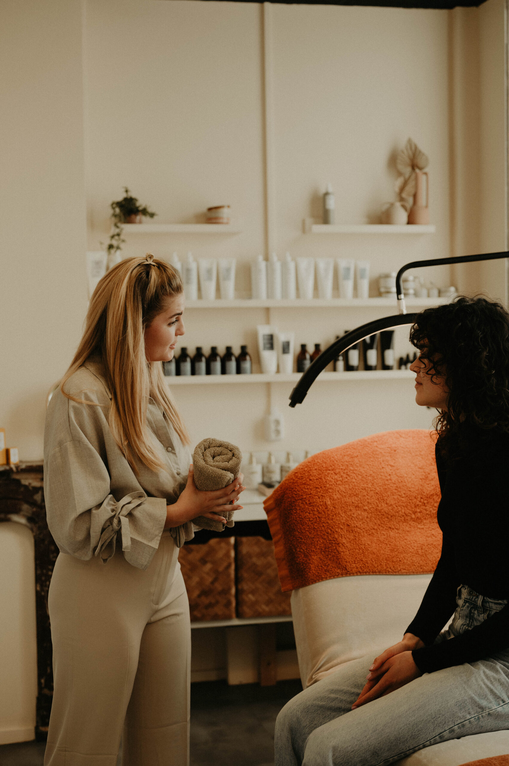 Hilde bereidt zich voor op microblading terwijl ze in gesprek is met een klant, die zichtbaar enthousiast is over de behandeling.