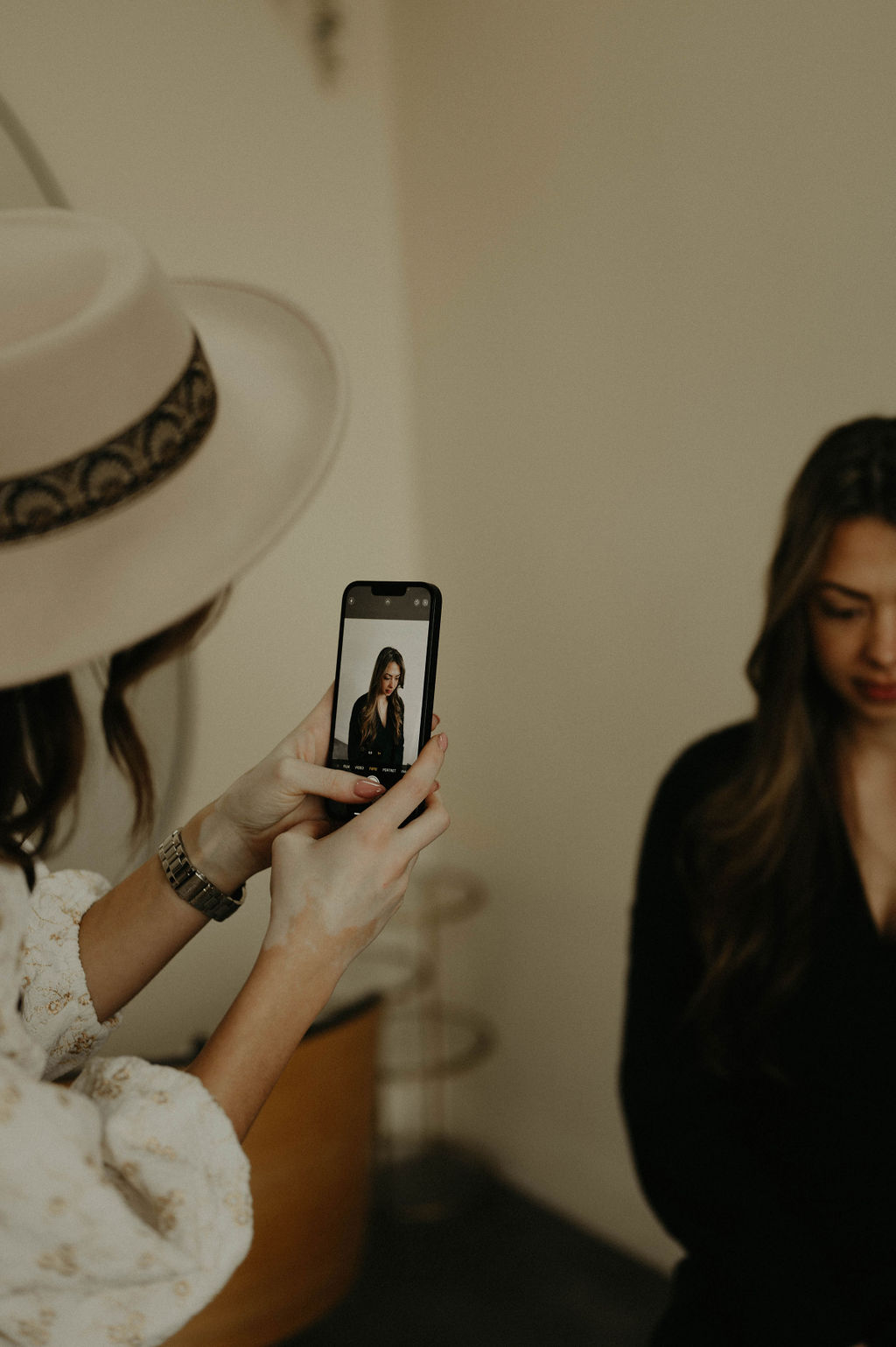 Stylist maakt een foto van een klant met prachtig gestylde hairextensions in de salon.