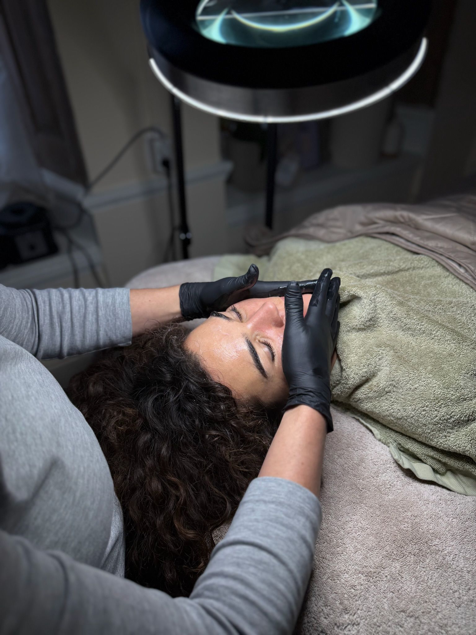 wax ontharen gezicht - denk aan bovenlip waxen of de haren op de kin. En sommige vrouwen hebben ook behoefte aan wang ontharing.