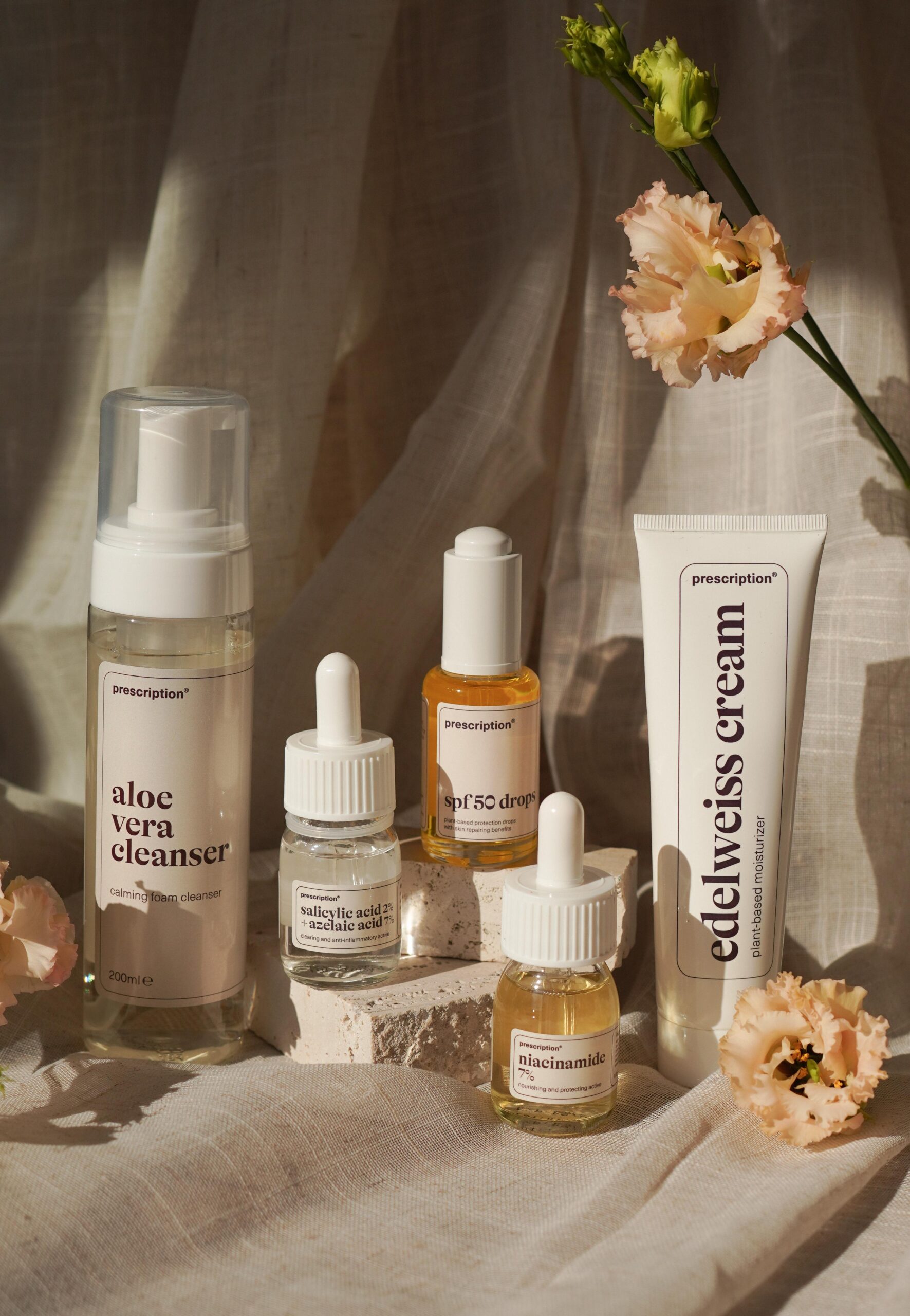 Teamfoto voor de salon 'WINO about skin & hair' waarbij zes lachende medewerkers gezellig samen voor de salon staan, uitgedrukt in hun stijlvolle werkkledij, met een kerstboom die bijdraagt aan de warme, feestelijke sfeer. Dit beeld benadrukt de vriendelijke en hechte sfeer binnen het team.