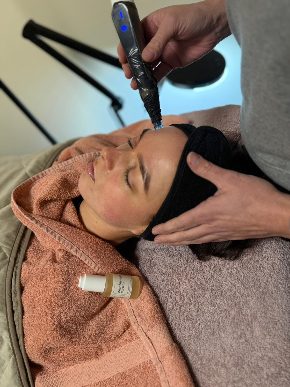 Teamfoto voor de salon 'WINO about skin & hair' waarbij zes lachende medewerkers gezellig samen voor de salon staan, uitgedrukt in hun stijlvolle werkkledij, met een kerstboom die bijdraagt aan de warme, feestelijke sfeer. Dit beeld benadrukt de vriendelijke en hechte sfeer binnen het team.