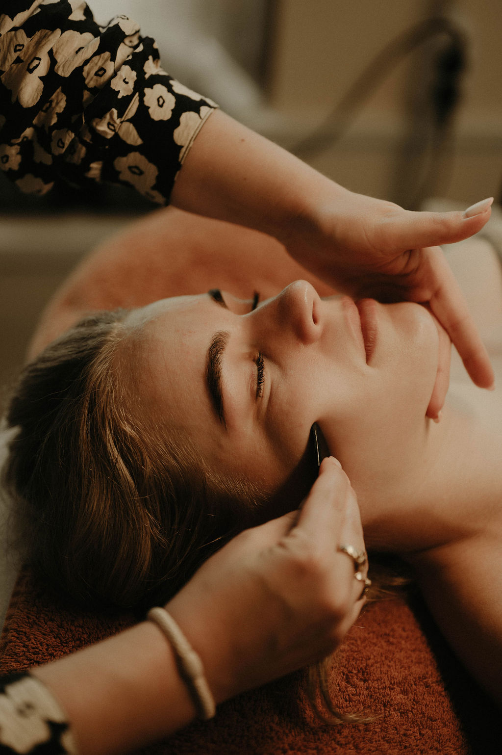 Wenkbrauwproductpompjes: Pompflesjes met gespecialiseerde wenkbrauwproducten voor het creëren en onderhouden van prachtige wenkbrauwen.